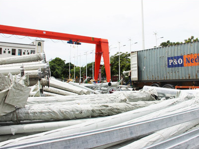 南德大型路燈桿生產(chǎn)車間