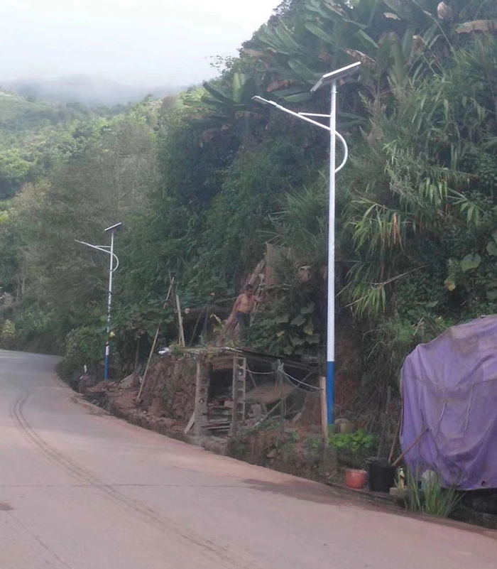 農(nóng)村道路上的太陽(yáng)能路燈