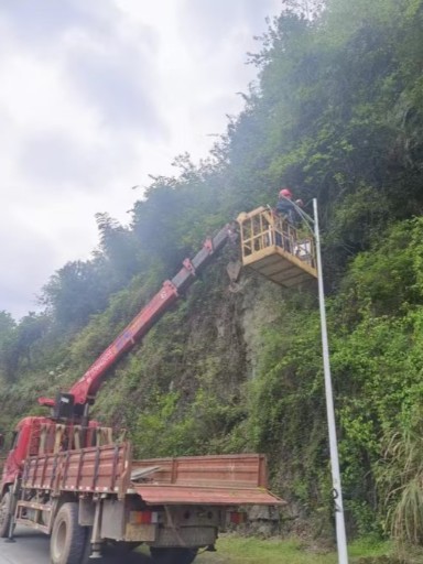 工地問(wèn)題迎難而解，太陽(yáng)能路燈助力工程高效推進(jìn)