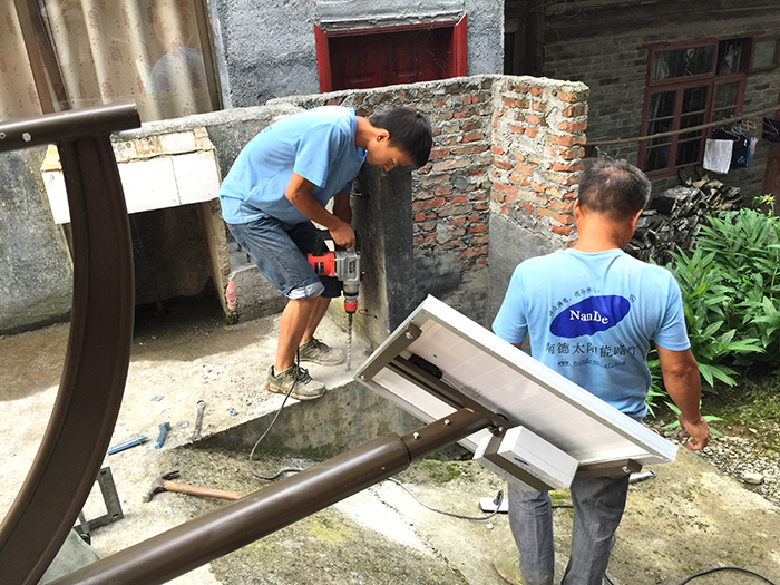 太陽能路燈安裝_南德太陽能技術(shù)人員_貴州印江太陽能路燈