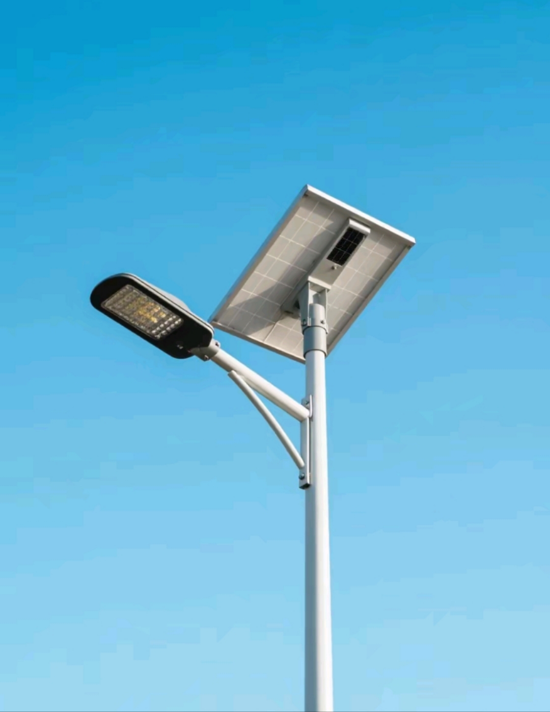 太陽(yáng)能路燈——用清潔光能，點(diǎn)亮萬(wàn)家燈火