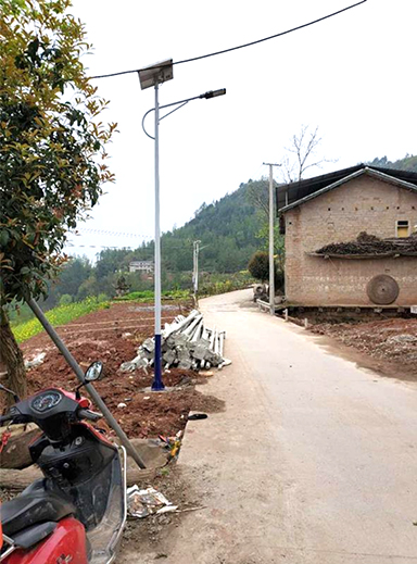 西峽縣桑坪鎮(zhèn)張莊村 鋰電池太陽(yáng)能路燈會(huì)亮村民樂(lè)了