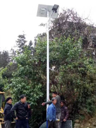 海南瓊中縣新進農(nóng)場裝上太陽能路燈