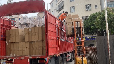 貴州平塘縣143套6米太陽能路燈裝車_副本