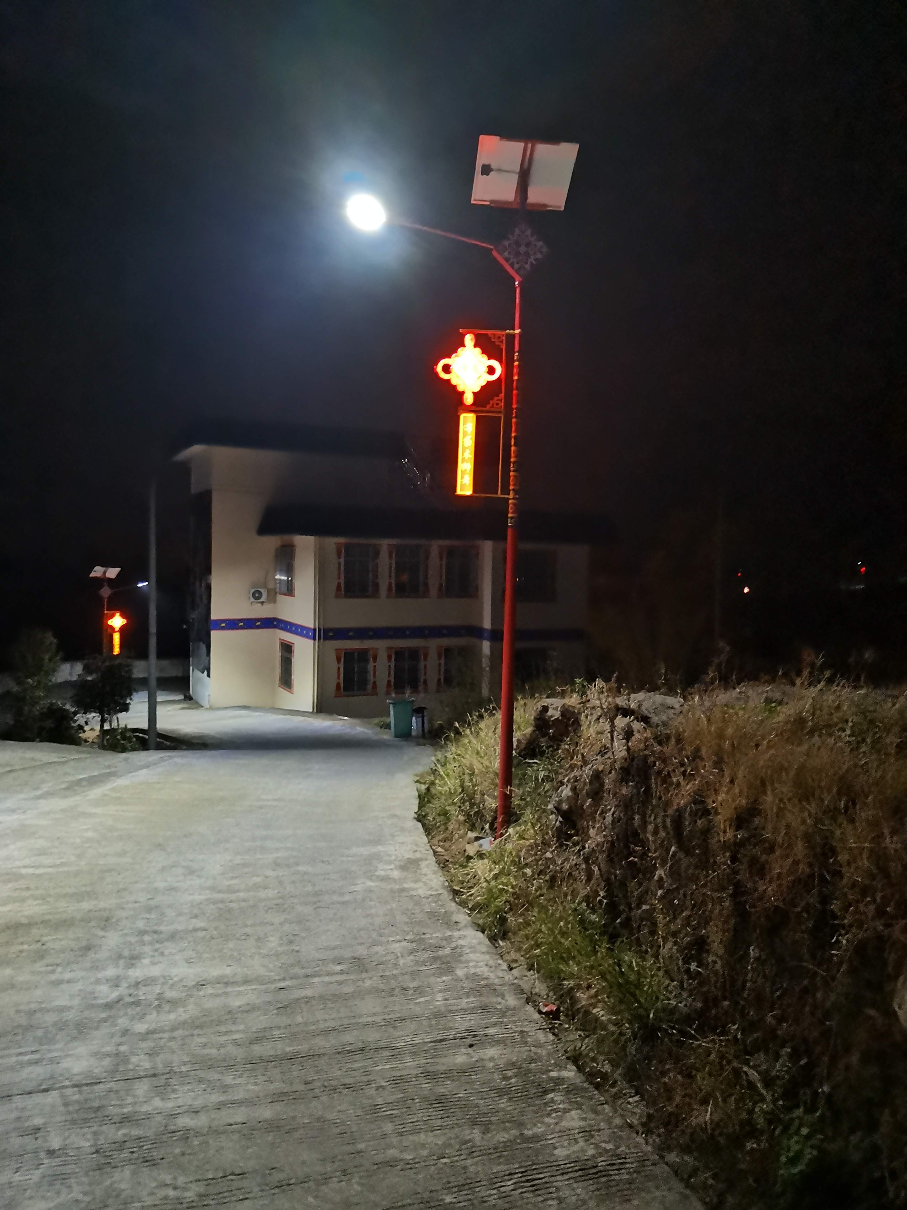 綠色照明新選擇，太陽能路燈照亮工程與農(nóng)村未來