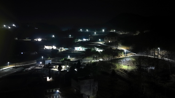 羅家鎮(zhèn)120套太陽(yáng)能路燈舊貌換新顏