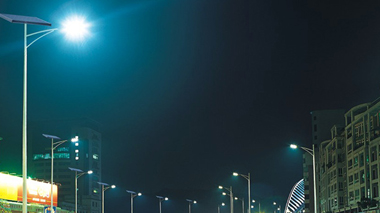 太陽(yáng)能路燈改變農(nóng)村夜晚的面貌