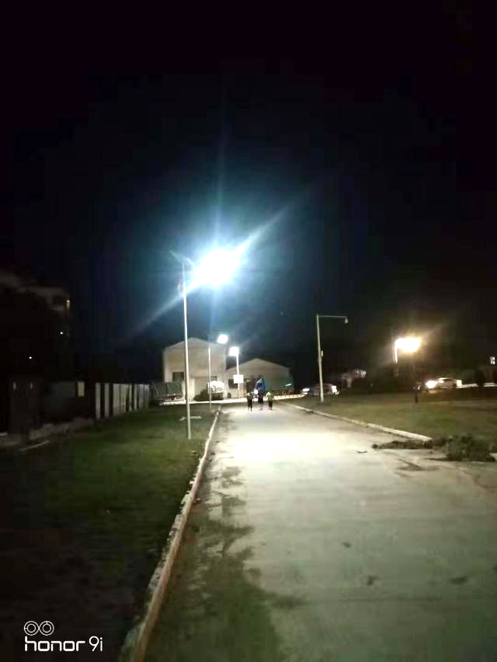 6米40W太陽(yáng)能路燈 太陽(yáng)能鋰電池路燈 南德太陽(yáng)能燈飾有限公司